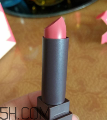 小蜜蜂口紅好用嗎？小蜜蜂口紅試色