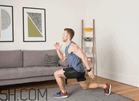 箭步蹲鍛煉哪里肌肉？箭步蹲和深蹲哪個好？