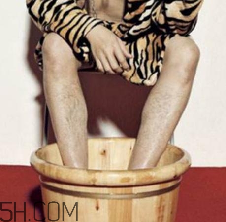 精索靜脈曲張可以穿牛仔褲嗎？精索靜脈曲張可以泡腳嗎？