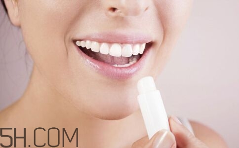 小蜜蜂細(xì)致修護(hù)唇膏很油嗎？夏天用合適嗎？