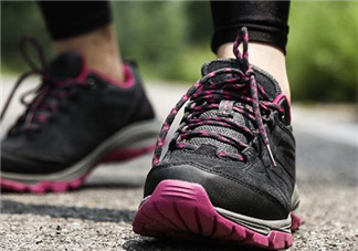 登山鞋要買大一碼嗎？登山鞋會越穿越大嗎？