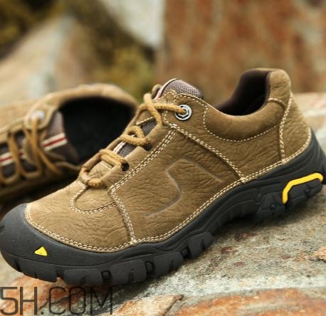 徒步鞋要買大一碼嗎？徒步鞋重嗎？