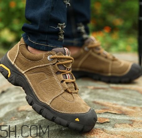 徒步鞋要買大一碼嗎？徒步鞋重嗎？