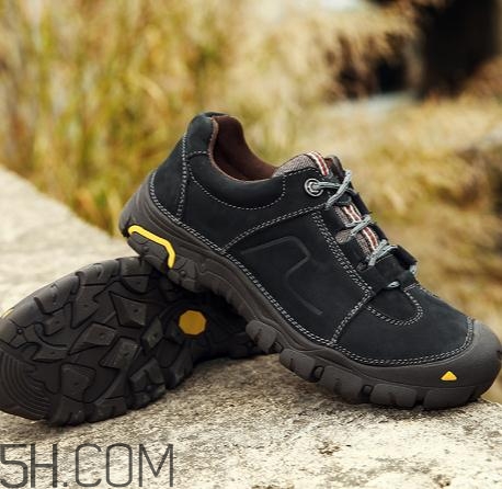 徒步鞋要買大一碼嗎？徒步鞋重嗎？