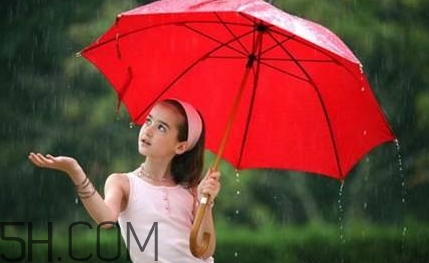 女生說記得帶傘什么意思？女生說雨傘什么意思？