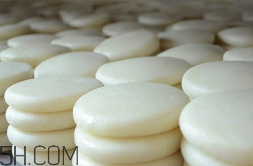 糍粑在常溫能保存多長(zhǎng)時(shí)間？炸糍粑之前糍粑要泡一下嗎