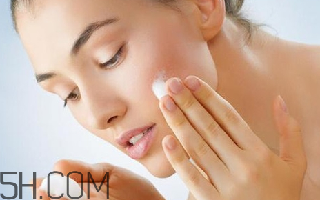 卸妝油會(huì)堵塞毛孔嗎？卸妝水卸妝乳和卸妝油的區(qū)別