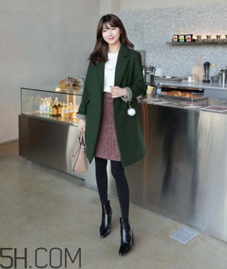 綠色大衣配什么顏色打底衫？綠色大衣里面配什么？