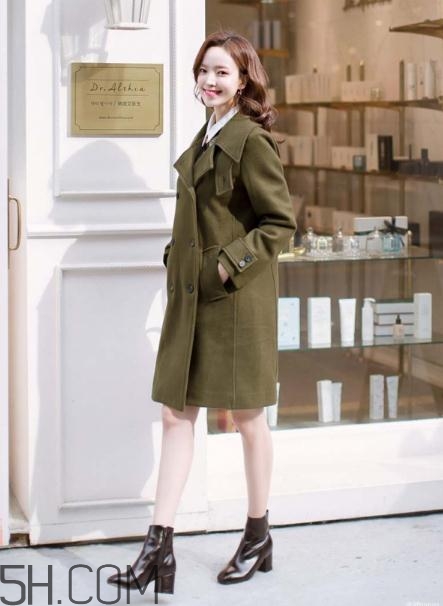 綠色大衣配什么顏色打底衫？綠色大衣里面配什么？