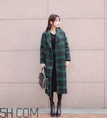 綠色大衣配什么顏色打底衫？綠色大衣里面配什么？