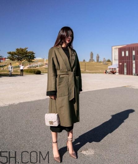 綠色大衣配什么顏色打底衫？綠色大衣里面配什么？