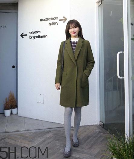 綠色大衣配什么顏色打底衫？綠色大衣里面配什么？