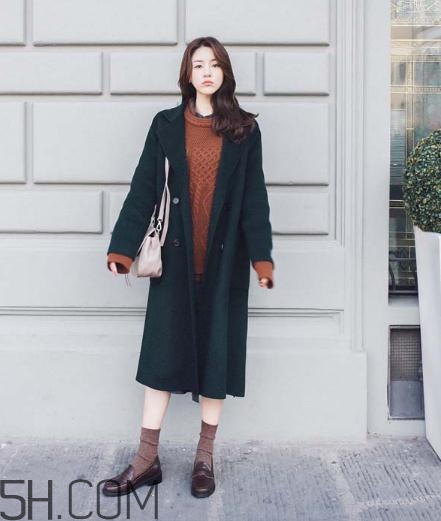 綠色大衣配什么顏色打底衫？綠色大衣里面配什么？