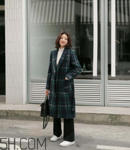 綠色大衣配什么顏色打底衫？綠色大衣里面配什么？