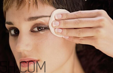 卸妝油會(huì)堵塞毛孔嗎？卸妝水卸妝乳和卸妝油的區(qū)別