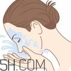 怎么用卸妝油不傷皮膚？卸妝油使用注意事項(xiàng)