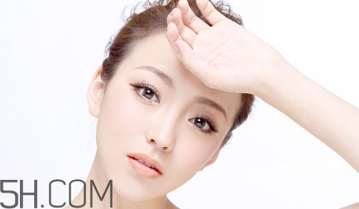 雅詩(shī)蘭黛眼霜適合多大年齡用？雅詩(shī)蘭黛和蘭蔻的眼霜哪個(gè)好？