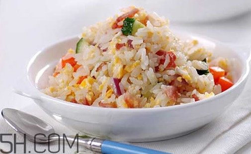 蛋炒飯?jiān)趺醋鲎屆恳活w米上都有蛋？蛋炒飯有什么營養(yǎng)