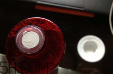 雅詩蘭黛紅石榴系列哪個好？雅詩蘭黛紅石榴水真假對比圖