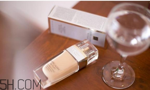 雅詩(shī)蘭黛白金粉底液色號(hào)哪個(gè)顯白？粉底液買(mǎi)深了怎么辦？