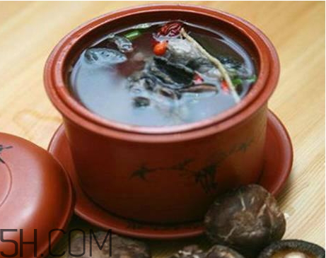 烏雞湯不能和什么一起吃 烏雞湯和什么相克 烏雞湯不能和什么一起吃 烏雞湯和什么相克