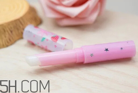 變色潤唇膏什么牌子好？變色唇膏怎么洗掉？