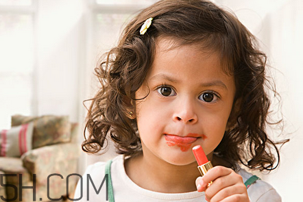 變色唇膏為什么變色？變色唇膏的原料