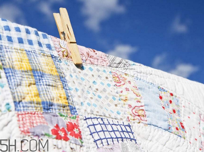 為什么曬過(guò)被子有一股味道？曬完被子千萬(wàn)別拍是怎么回事？