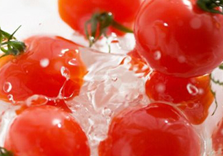 mac草莓紅和番茄紅像嗎？mac草莓紅和番茄紅對比