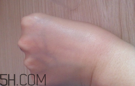 泰國mistine粉底液多少錢？mistine粉底液真假對比