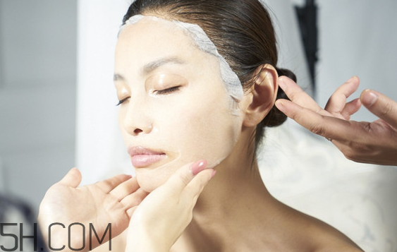 閉口粉刺敷什么面膜好？敷睡眠面膜臉上刺痛怎么辦？