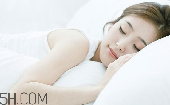 敷睡眠面膜臉刺痛怎么回事？閉口粉刺可以用面膜嗎？