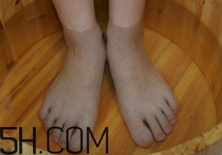 用什么泡腳比較好？艾葉泡腳還是紅花泡腳？