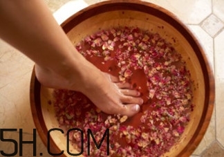 用什么泡腳比較好？艾葉泡腳還是紅花泡腳？