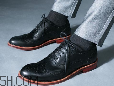 牛皮鞋會(huì)有褶皺印嗎？牛皮鞋子有刮痕怎么辦？