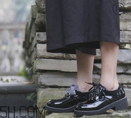 漆皮皮鞋起皮怎么處理？鞋子漆皮掉了怎么辦？