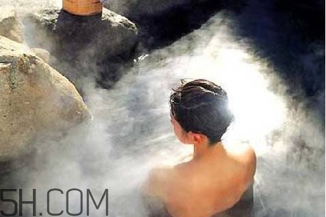 什么情況下不能泡溫泉？女人泡溫泉要注意什么