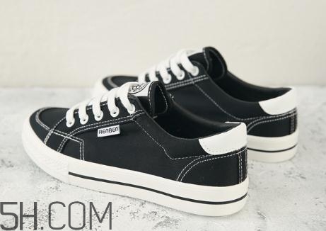 板鞋要買(mǎi)大一碼嗎？板鞋會(huì)越穿越大嗎？