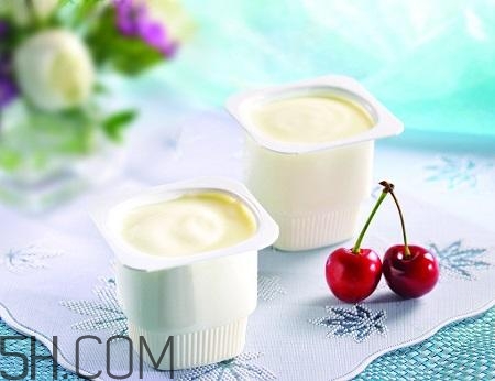 酸奶什么時(shí)候喝最好？睡前喝酸奶好還是牛奶好？