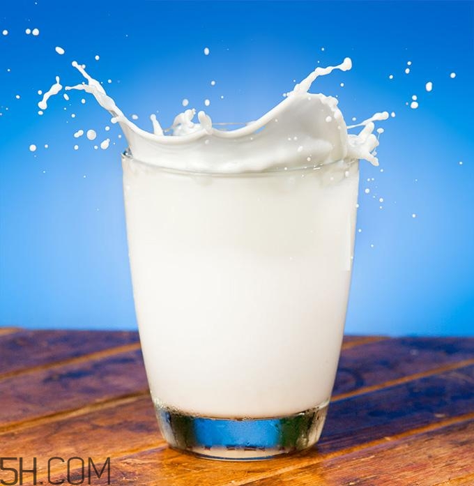 酸奶什么時(shí)候喝最好？睡前喝酸奶好還是牛奶好？