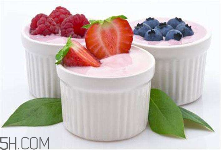 酸奶什么時(shí)候喝最好？睡前喝酸奶好還是牛奶好？