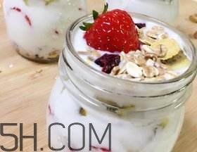 酸奶什么時(shí)候喝最好？睡前喝酸奶好還是牛奶好？