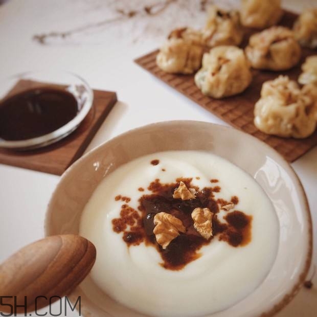 酸奶什么時(shí)候喝最好？睡前喝酸奶好還是牛奶好？