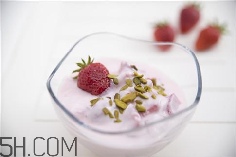 什么樣的人比較適合喝酸奶？酸奶喝多了會(huì)上火嗎？