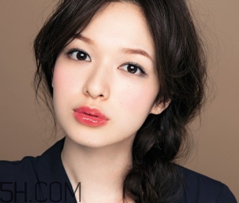 草莓紅口紅適合黃皮嗎？草莓紅口紅顯白嗎？