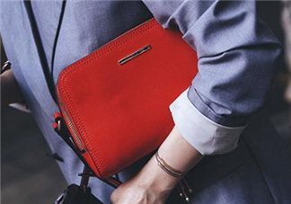 牛皮包包會(huì)很硬嗎？牛皮包包皺了怎么辦？