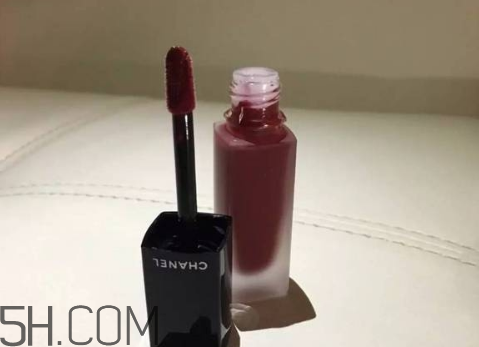 香奈兒絲絨口紅43適合黃皮嗎？香奈兒口紅哪個(gè)色最火？