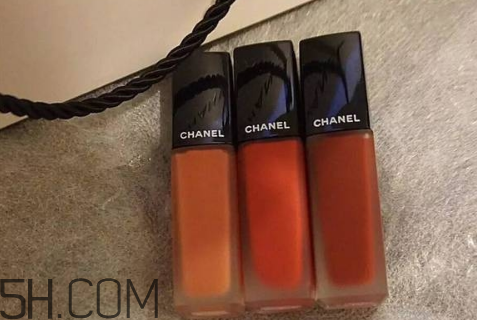 香奈兒絲絨口紅43適合黃皮嗎？香奈兒口紅哪個(gè)色最火？