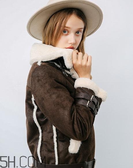 羊羔絨是什么面料？羊羔絨和海貍絨哪個好？