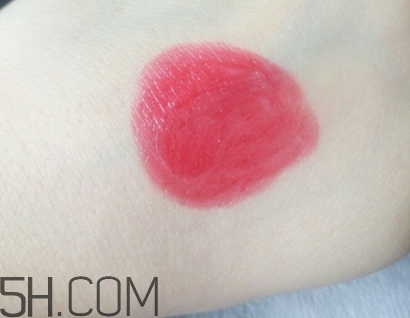 水紅色口紅適合黃皮嗎？水紅色口紅顯白嗎？